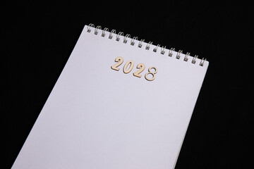 Leeres Papier mit Schriftzug 2028 aus Holz