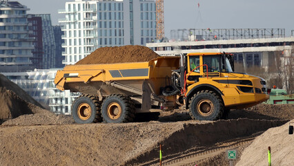 Muldenkipper auf Baustelle mit Sand © DREAM DOCK B. Hennig