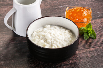 Grain curd with cream and jam