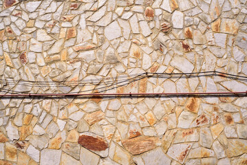 Muro de placas de piedra con luz dia