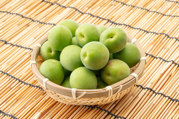 籠に入った青梅の実