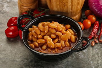 Canned beans in tomato sauce