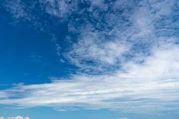 atmosferde y&uuml;zen, genellikle yerden y&uuml;ksekte, yoğunlaşmış su buharının g&ouml;r&uuml;n&uuml;r k&uuml;tlesi.