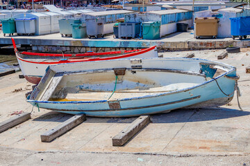 Obraz premium Aged boats on shore show effects of time and nature, creating serene, nostalgic scene