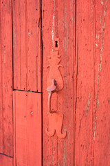 Puerta de establo de tablones de madera rojos