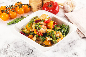 Gourmet salad with prawn and asparagus