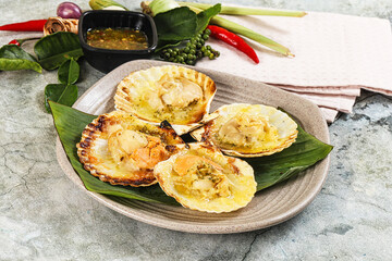 Griiled scallops in shell with cheese