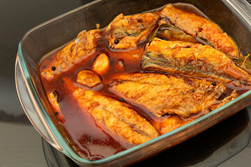 Fuente con pescado en escabeche.