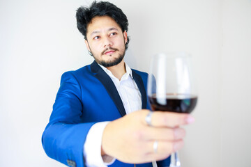 ワインをたしなむ男性