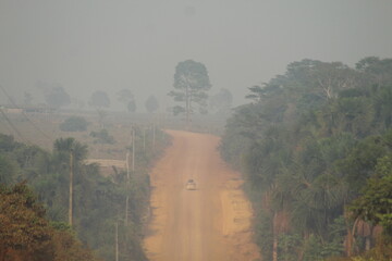 rodovia coberta de fumaça de queimadas em Apuí, Amazonas 