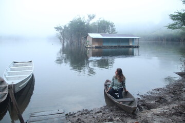 amanhecer com neblina no rio em Rio Preto da Eva, Amazonas 