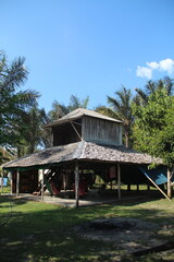maloca na beira de rio no amazonas 