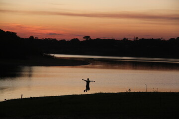 Obraz premium silhueta de homem em pôr do sol no lago acajutuba, em Iranduba, Amazonas 