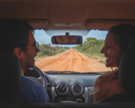 casal em carro trafegando na rodovia BR-319, no Amazonas 