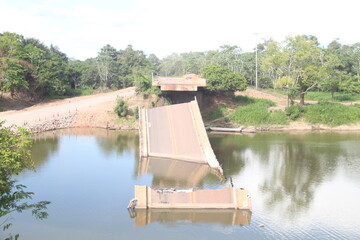 ponte caída na BR-319, no Amazonas