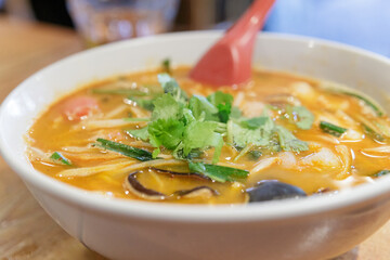 アジアンレストランの料理「トムヤムクンラーメン」