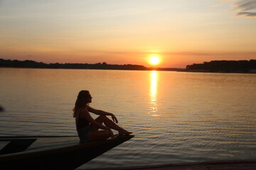 p&ocirc;r do sol no rio cercado de floresta em Iranduba, Amazonas