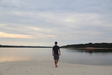 pessoa em praia no lago acajatuba, em Iranduba, Amazonas