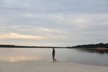 pessoa em praia no lago acajatuba, em Iranduba, Amazonas