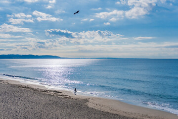 【神奈川県・鎌倉市】太陽の反射が輝く七里ヶ浜の海