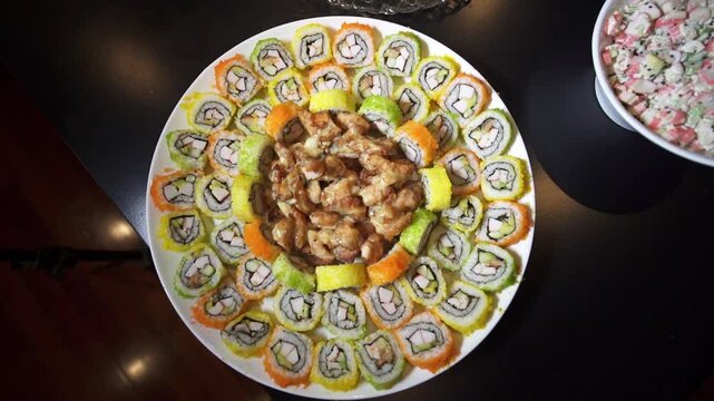 toma desde arriba de un grupo de rolls de sushi en una mesa de comida japonesa