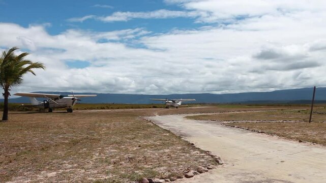 avioneta aterrizando en el aeropuerto de Kavak, Venezuela