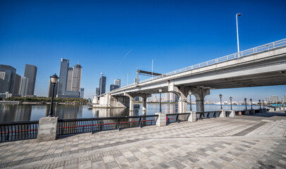Obraz premium Modern Bridge and City Skyline on Clear Day