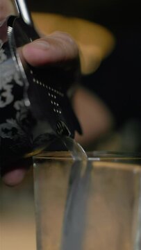 Making cocktails 4KUHD slow motion 120fps (2160x3840, 30fps, 15Mbps, H264)