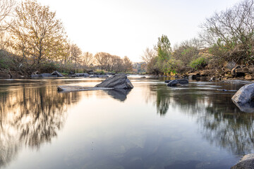 Obraz premium Sunrise along the river at the farm