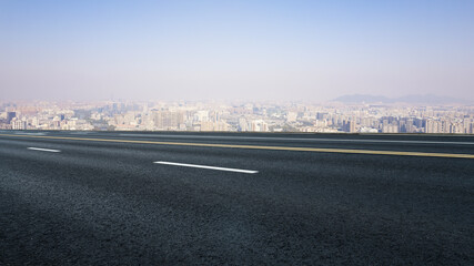 Fototapeta premium Urban Highway Leading to Cityscape Skyline