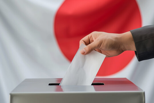 選挙で投票する人・投票用紙を投函する人