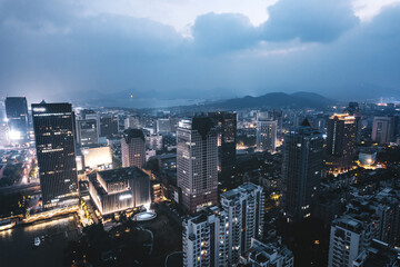 Obraz premium Illuminated City Skyline at Dusk