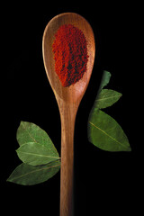 Colher de madeira, folhas de louro e Urucum
