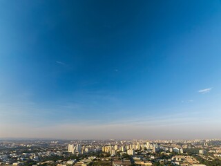 Obraz premium Foto aérea da cidade de Campinas, uma das maiores cidades do estado de São Paulo