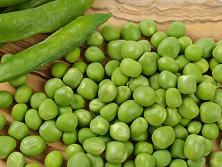 tas de petits pois crus sur une table	