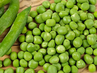 tas de petits pois crus sur une table	