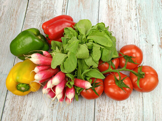 plusieurs légumes crus, en gros plan.	