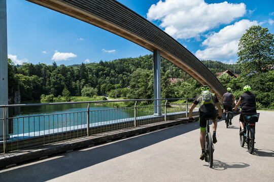 Radlergruppe f&auml;hrt &uuml;ber die Donaubr&uuml;cke, Baden-W&uuml;rttemberg,