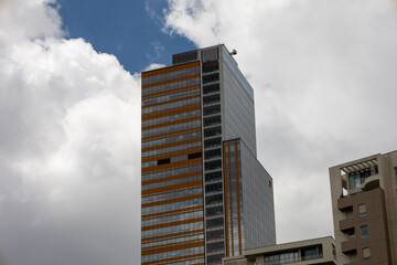 Fototapeta premium Modern Skyscraper Reaching for the Cloudy Sky