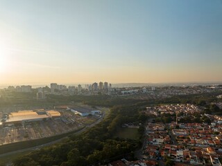 Obraz premium Foto aérea da cidade de Campinas, uma das maiores cidades do estado de São Paulo