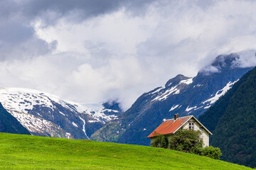 Landschaft mit Holzh&uuml;tte in Fj&aelig;rland, Norwegen