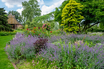 Obraz premium Kreislehrgarten, Staudenbeet und Kotten