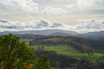 Herbstlicher Panorma-Ausblick auf die schöne Landschaft der hessischen Rhön, mit Herbst Wäldern, Wiesen und einem kleinem Dorf bei Hilders, Herbstlaub, Hilders, Hessen, Deutschland