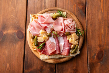 Tagliere con salumi e formaggi italiani, gastronomia europea 