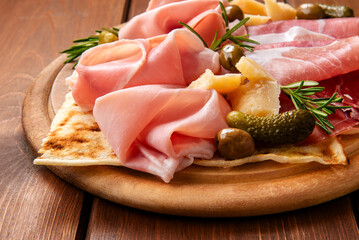 Tagliere con salumi e formaggi italiani, gastronomia europea 