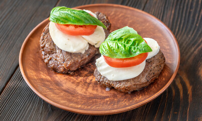 Caprese beef steak