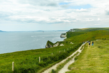 Unterwegs auf dem South West Coast Path ziwschen Lulworth Cove und Durdle Door bei Lulworth -...