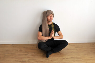 homem fazendo yoga meditação guru da sorte 