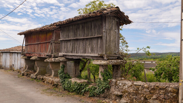 Ein H&oacute;rreo ist ein traditioneller Speicherbau f&uuml;r Feldfr&uuml;chte wie z. B. Mais. In der spanischen Region Galicien, steht er unter Denkmalschutz. Gesehen auf dem Pilgerweg Via de la Plata bei Ourense,Cea