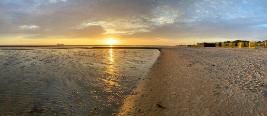 Strand in Cuxhaven Döse an der Nordsee im Sonnenaufgang - Panorama